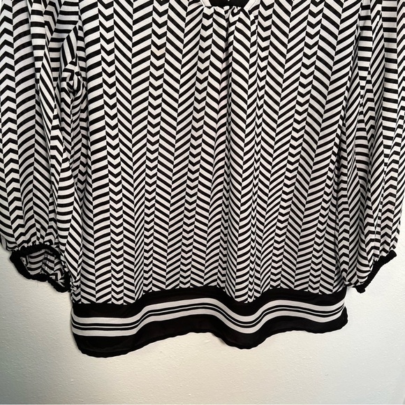 Violet & Claire V-Neck Blouse Black White Geometric - Picture 6 of 13